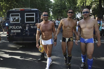 Tres participantes del desfile del Orgullo Gay que hoy recorre las calles de Madrid con el lema "Leyes por la igualdad real ¡Ya!", en una semana en la que se celebra el décimo aniversario de la aprobación de la ley del matrimonio homosexual en España. La marcha ha arrancado a las seis y media de la tarde desde la estación de Atocha, de donde ha partido en dirección hacia la plaza de Colón. Los organizadores calculan que más de un millón de personas participarán en la manifestación