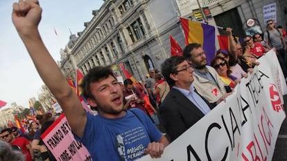 El secretario general del PCE Jos&eacute; Luis Centella (con traje) en la cabecera de la manifestaci&oacute;n en Madrid.