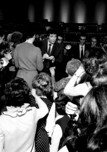 Tom Jones firma autógrafos durante una fiesta en 1969.