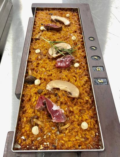 Arroz a la caja, homenaje y calco de los arroces al cuadrado de Kiko Moya, sin socarrat / Capel