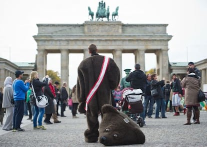 Turistas en la puerta de Brandenburgo, en Berlín.