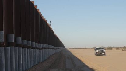 Um muro na fronteira entre o M&eacute;xico e os EUA, em Arizona, em 27 de janeiro.