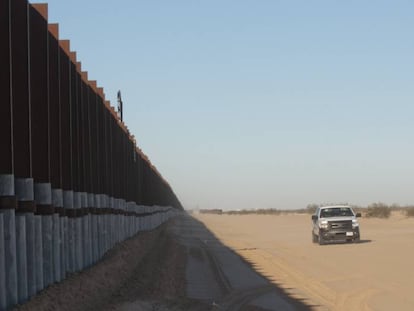 Um muro na fronteira entre o M&eacute;xico e os EUA, em Arizona, em 27 de janeiro.