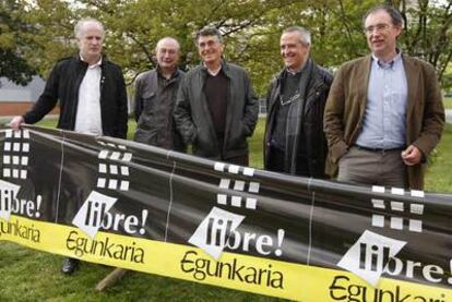 Los cinco absueltos de<i> Egunkaria, </i>Martxelo Otamendi, Xabier Oleaga, Juan Mari Torrealdai, Txema Auzmendi e Iñaki Uria, ayer en Andoain.