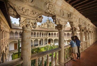 El legado de Miguel de Unamuno sigue marcando parte del día a día de Salamanca. El que fuera rector hasta tres veces de su universidad –una de las más antiguas de Europa–, marcó el poso intelectual que aún reza su vida cultural y su pasado arquitectónico. Y es que esta ciudad Patrimonio de la Humanidad alterna del barroco churrigueresco de sus iglesias a las fachadas renacentistas de sus palacios. Por supuesto la Casa de las Conchas, su Plaza Mayor, la Catedral de la Asunción de la Virgen y la Catedral de Santa María, pero también el muy demandado Museo Art Nouveau y Art Déc Casa Lis, nuevo punto de reunión de instagramers de toda España. Aunque una ciudad universitaria no es tal si no se maneja en lo contemporáneo, bien con el arte urbano que pueblan algunos de sus barrios o con centros de vanguardia como el DA2 Domus Artium 2002, levantado sobre lo que fuera una antigua cárcel. “Remanso de quietud, yo te bendigo, ¡mi Salamanca!”, diría el viejo profesor.