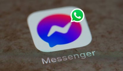 El icono de Facebook Messenger junto al logotipo de WhatsApp