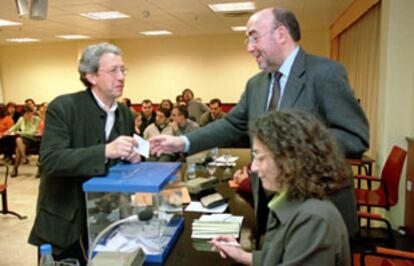 El nuevo decano de la Facultad de Economía de Valencia, Enrique Villarreal (izquierda), en el momento de las votaciones.