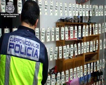 Imagen tomada por la Policía Nacional durante la operación en Ávila de los billetes falsos tendidos.