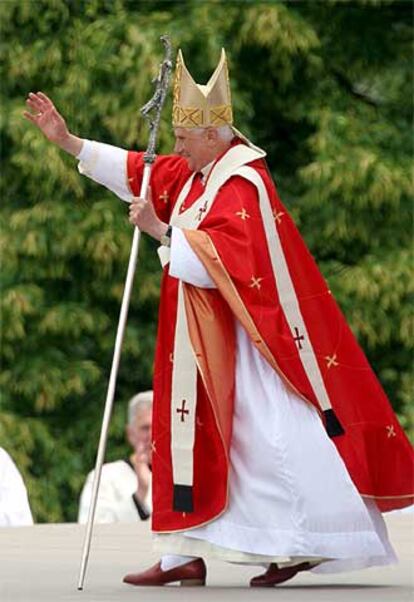 Benedicto XVI saluda a los fieles durante su misa de ayer en Varsovia.