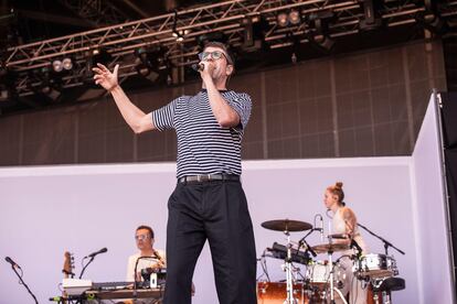 El cantant i compositor Guillem Gisbert en un concert a l'Embassa't.