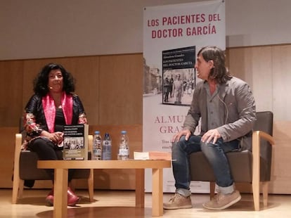 La escritora Almudena Grandes y el periodista de El País Jacinto Antón.