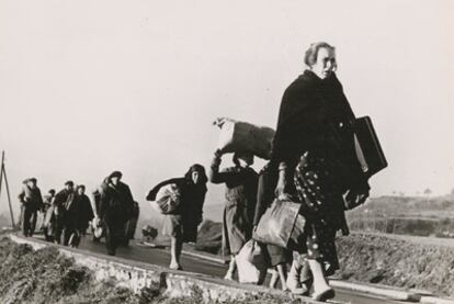Refugiados de la Guerra Civil española caminando hacia la frontera francesa.