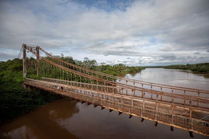 Un grupo de personas cruzan el puente Eiffel sobre el río Cuyuní este sábado, en Dalla Costa, municipio Sifontes del Estado de Bolívar (Venezuela). Los habitantes de las comunidades venezolanas votarán este domingo en las elecciones regionales y legislativas para elegir, por primera vez, cargos para el territorio del Esequibo, en disputa con Guyana.