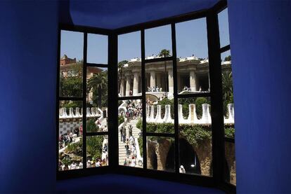 La escalinata de acceso y la sala hipóstila del parque Güell, vistas desde una de las ventanas de la Casa del Guarda.