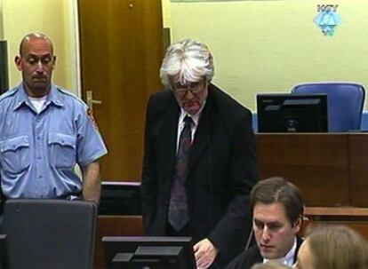 Imagen de Karadzic en un momento del juicio, tomada de la grabación realizada por las cámaras de la sala.
