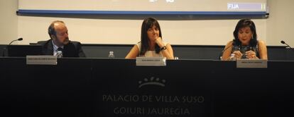 Mendia, en el centro, junto al secretario de Estado de Justicia, Juan Carlos Campo, y la viceconsejera de Función Pública, Amaia Ortiz.