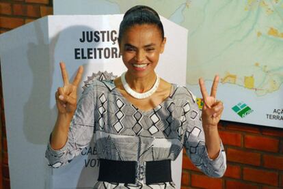 La candidata a la presidencia de Brasil por el Partido Verde, Marina Silva, después de votar el domingo en Río Branco, en la Amazonia.