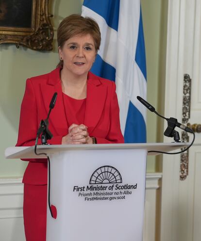 Nicola Sturgeon, una de las políticas más influyentes del Reino Unido en la última década, anunció que renuncia a su cargo, tras ocho años como líder del Gobierno regional, una decisión “muy difícil” que aseguró tomar “por amor” a Escocia y a la independencia. Tras casi tres décadas en política y blanco de críticas en las últimas semanas por su reforma de la Ley de Reconocimiento de Género –que el Gobierno británico bloqueó–, Sturgeon aseguró que no es una decisión que obedezca a “presiones a corto plazo”. A raíz de la polémica ley, que facilitaba la transición a las personas transgénero y rebajaba la edad legal de 18 a 16 años para poder hacerlo, las encuestas se pusieron en su contra por primera vez en mucho tiempo.