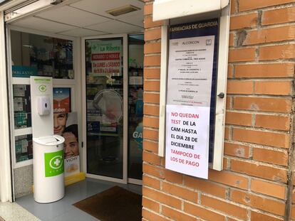 Una farmacia de Alcorcón anuncia que no tiene test de antígenos, este jueves.