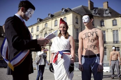 Miembros de un grupo contrario al matrimonio gay escenifican una boda heterosexual durante una protesta en Rennes (oeste de Francia).