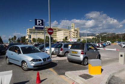 Un aspecto del aparcamiento en superficie del hospital, donde han colocado una valla.