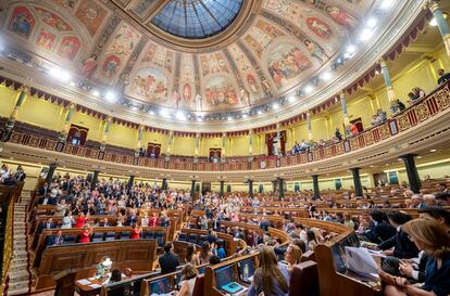 Miembros del Congreso de los Diputados aplauden a represaliados del franquismo tras aprobarse el proyecto de ley de Memoria Democrática, el pasado 13 de julio.
