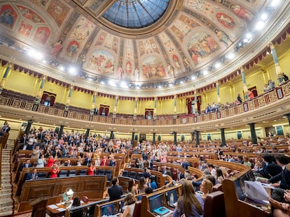 Miembros del Congreso de los Diputados aplauden a represaliados del franquismo tras aprobarse el proyecto de ley de Memoria Democrática, el pasado 13 de julio.