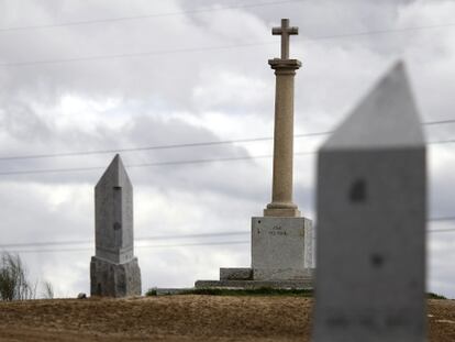 Dos mojones y un &#039;cruceiro&#039; en medio del campo, en el t&eacute;rmino municipal de Navalcarnero.