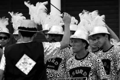 Ao longo dos anos, cada vez mais agricultores do Roçado passaram a incorporar a bateria, que hoje conta com dezenas de integrantes e com instrumentos musicais próprios. Um homem foi fundamental neste processo de consolidação do grupo: Mestre Tim. O agricultor é o grande símbolo da bateria do Roçado. Nos anos mais duros de seca, quando os companheiros queriam desistir do carnaval, era ele quem tentava estimular. Antes de morrer de câncer, pediu aos filhos e demais familiares da comunidade: "Não deixem a peteca cair". A frase ecoa na memória e nas faixas colocadas na sede da escola. Ainda hoje, vem dele o maior estímulo para o desfile.