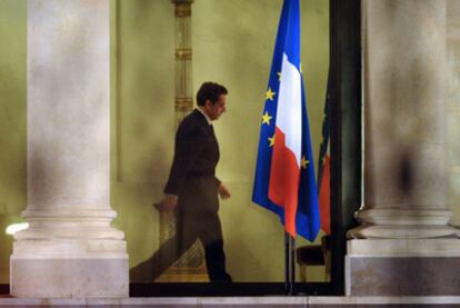 El presidente de Francia, Nicolas Sarkozy, pasea ayer por el Palacio del Elíseo.