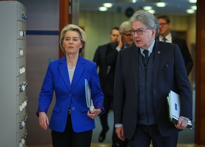 La presidenta de la Comisión Europea, Úrsula Von der Leyen, con Thierry Breton, en marzo.