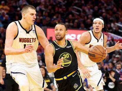 Curry supera a Jokic en una acción del quinto partido de la serie