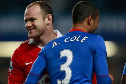 El defensa del Chelsea Ashley Cole saluda al delantero del Manchester United Wayne Rooney antes del encuentro de Stamford Bridge, terminado dos a uno para el equipo de Londres.