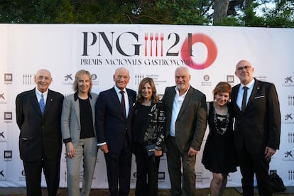 Pacó Solé (primero por la izquierda) y Xavier Pellicer (quinto), premios nacionales de Gastronomía de Cataluña, en la gala celebrada este jueves.