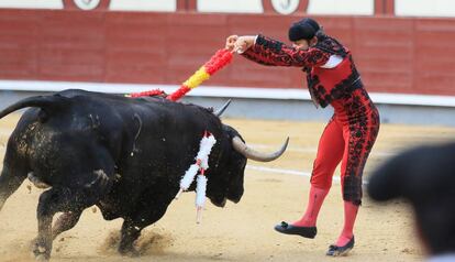 Banderillas de &Aacute;ngel Otero al segundo de la tarde, en Las Ventas.