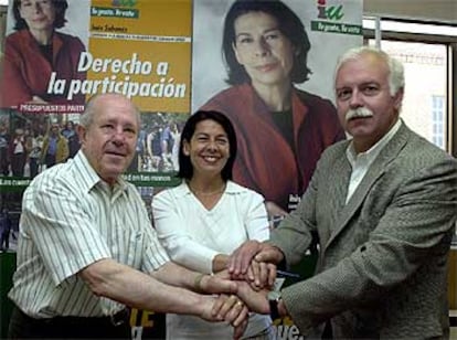 La candidata de IU a la alcaldía de Madrid, Inés Sabanés,ha acudido junto al el concejal Julio Misiego (a la derecha), a la sede de la Asociación de Vecinos de Cuatro Caminos-Tetuán. Allí ha presentado su plan de presupuestos participativos para Madrid.