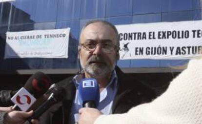 El presidente del Comité de Empresa de la fabrica de amortiguadores de Tenneco en Gijón, Isaac Piñera, atienda a los periodistas hoy.