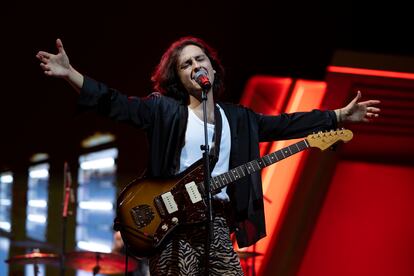 El cantante de Arde Bogotá abre la gala. 