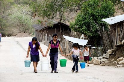 Un grupo de niñas llevan agua en el estado de Guerrero.