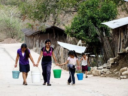 Un grupo de niñas llevan agua en el estado de Guerrero.