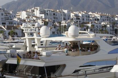 Un grupo de jóvenes se divierte a bordo de un yate en Puerto Banús (Marbella).