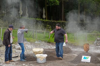 Varios trabajadores extraen una olla de 'cozido das Furnas', uno de los platos estrella de la isla de San Miguel que se cocina a fuego lento en las entrañas del volcán das Furnas.