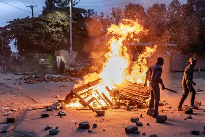 Partidarios de la coalición Azimio La Umoja montan barricadas frente a la policía en Nairobi, este lunes.