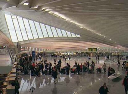 Pasajeros en el aeropuerto vizcaíno de Loiu.