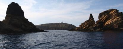 Vista desde el barco de isla Grossa, en forma de media luna,  la mayor de las cuatro que conforman el archipiélago de las Columbretes, situado a unos 56 kilómetros de la costa de Castellón.