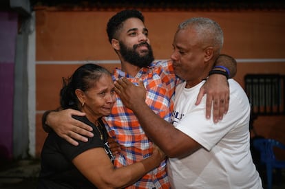 Ysqueibel Peñaloza, uno de los migrantes que regresaron a Venezuela, es recibido por su abuela y padre, en Valencia.