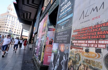 Carteles en la Gran Vía madrileña.