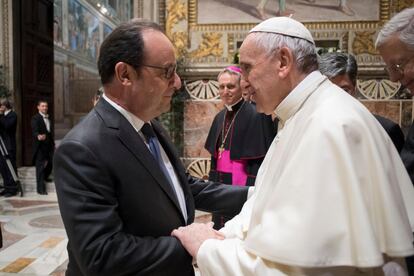 El papa Francisco (d) saluda al presidente de Francia, François Hollande.