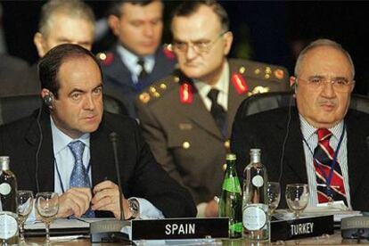 El ministro de Defensa español, José Bono, junto a su homólogo turco, Mehmet Vecdi, ayer en Niza.