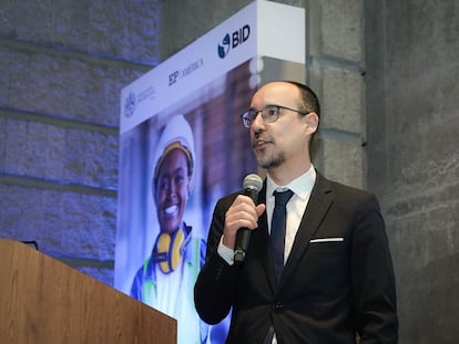 Mariano Bosch, asesor económico principal de la Vicepresidencia de Sectores y Conocimiento del BID, durante el evento 'Diálogo sobre el trabajo: una mirada al futuro', en Bogotá, este martes.